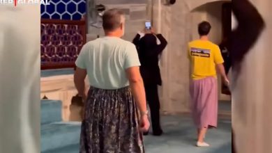 1727954046 bursada cami gezen erkek turistler olayi yanlis anlayarak etek giydi m6eh